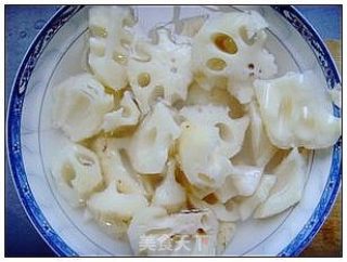 Lotus Root and Pig's Feet Soup. recipe