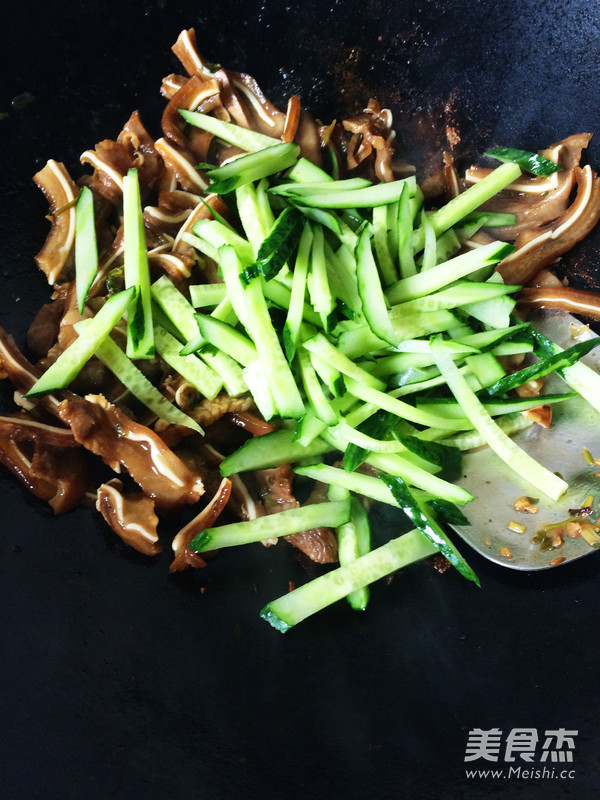 Pork Ears Mixed with Cucumber Shreds recipe