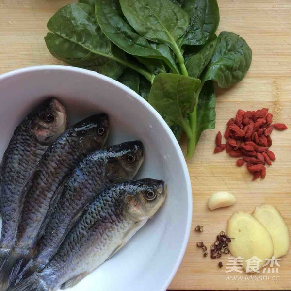 Wild Crucian Carp Soup with Fungus and Vegetables recipe