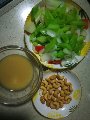 Stir-fried Cashew Nuts with Celery and Lily recipe