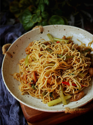 Braised Noodles with Celery and Pork