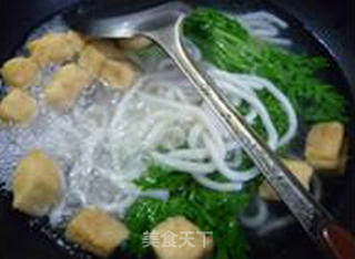 Udon Noodles with Small Oil Tofu and Chrysanthemum recipe
