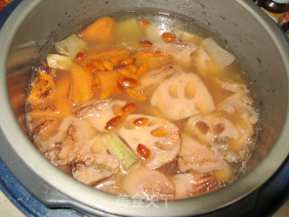 Qiangpai Lotus Root Carrot Health Soup recipe