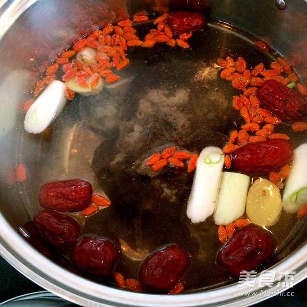 Red Dates and Longan Black Chicken Soup recipe