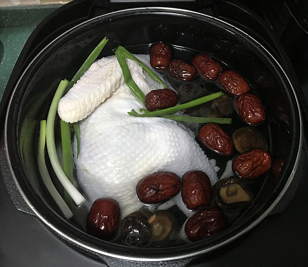 Stewed Chicken Soup with Mushrooms and Red Dates recipe