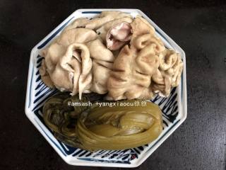 Stir-fried Pig Intestines with Ginger and Pickled Cabbage recipe