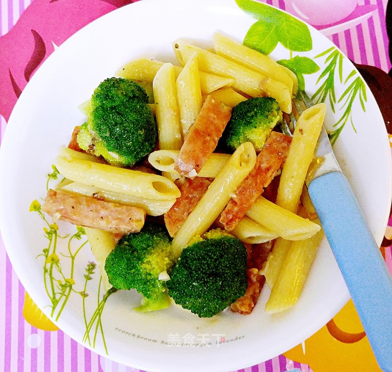 Baby's Dinner-luncheon Meat and Broccoli Stir-fried Macaroni