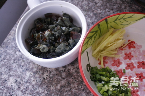 Casserole with Preserved Egg and Lean Meat Porridge recipe