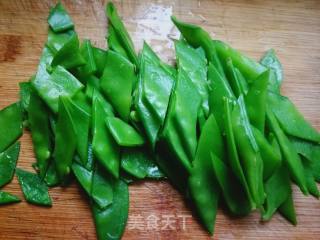 #团圆饭# Fried Egg with Fried Snow Peas recipe