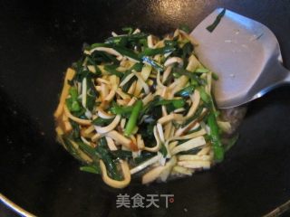 Stir-fried Double Silk with Spring Leek recipe