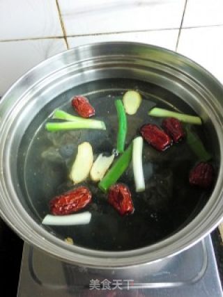 Red Dates and White Fungus Black-bone Chicken Soup recipe