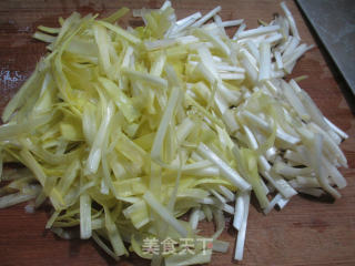 Stir-fried Vermicelli with Beef Slices with Leek Sprouts recipe