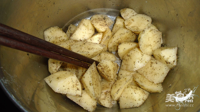 Roasted Potatoes with Herbs and Black Pepper recipe