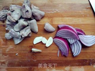 Stir-fried Chicken Hearts with Onion Garlic Moss recipe