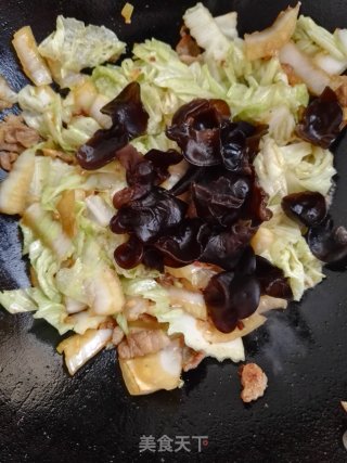 Stir-fried Pork Belly with Cabbage and Black Fungus recipe