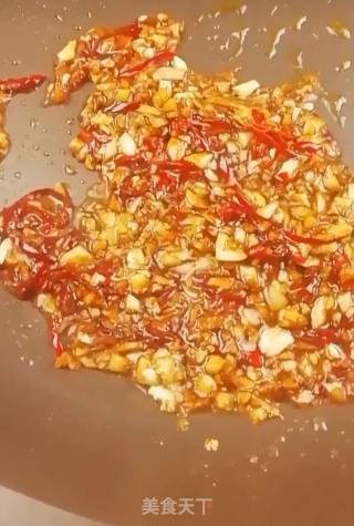 Lettuce Drizzled with Garlic and Spicy Oil recipe