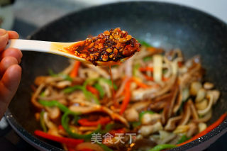 Spicy Stir-fried Pork Ears -------- Practice with Braised Pork Ears recipe