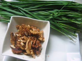 Stir-fried Chives with Walnuts recipe