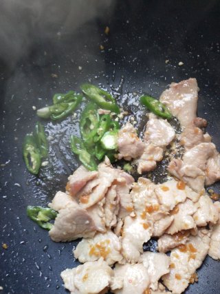 Stir-fried Pork with Parsley recipe
