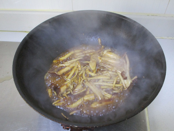 Shredded Beef with Tea Tree Mushroom and Black Pepper recipe