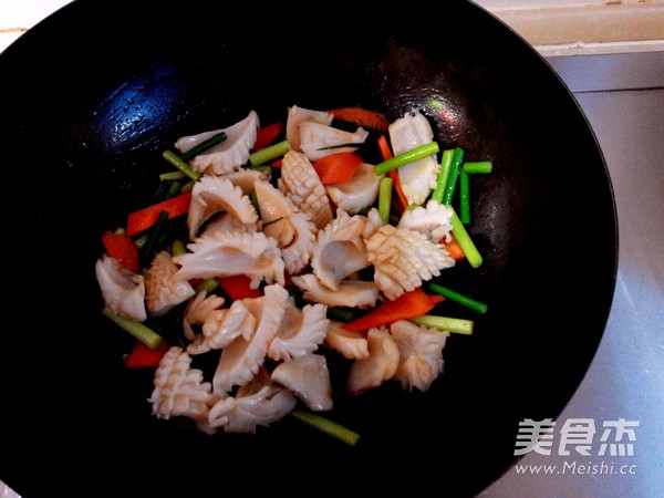 Stir-fried Cuttlefish Flowers with Garlic Stalks recipe