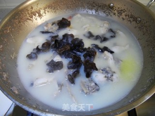 Lettuce Stalk Black Fungus Black Fish Soup recipe