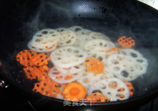 The Perfect Match for Autumn Health Preservation-lotus Pond Small Stir-fry recipe