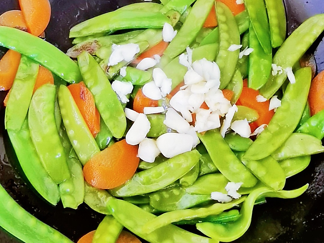 Stir-fried Snow Peas with Garlic recipe