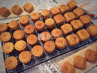 #新良第一届烤培大赛#cantonese Style·egg Yolk Bean Paste Mooncake recipe