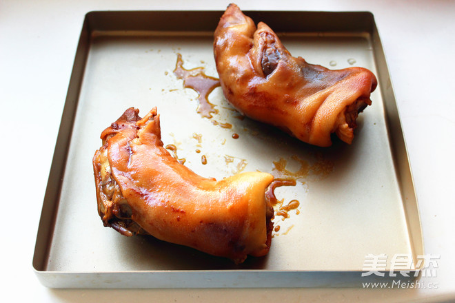 Spicy Roasted Pork Trotters recipe