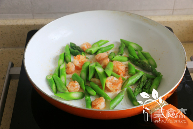 Stir-fried Chicken Head Rice with Shrimp and Asparagus recipe