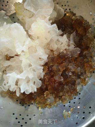 Tremella Peach Gum Soup recipe