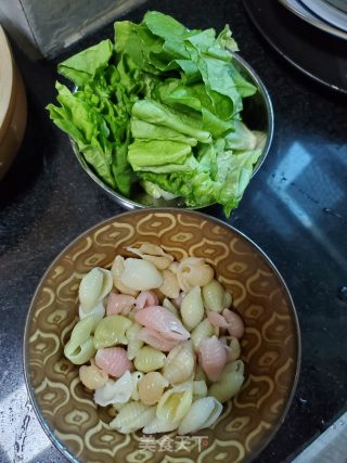 Braised Chicken Nuggets in Soup with Shell Noodles recipe