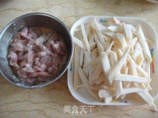 Stir-fried Shredded Pork with Bailing Mushroom and Mustard recipe