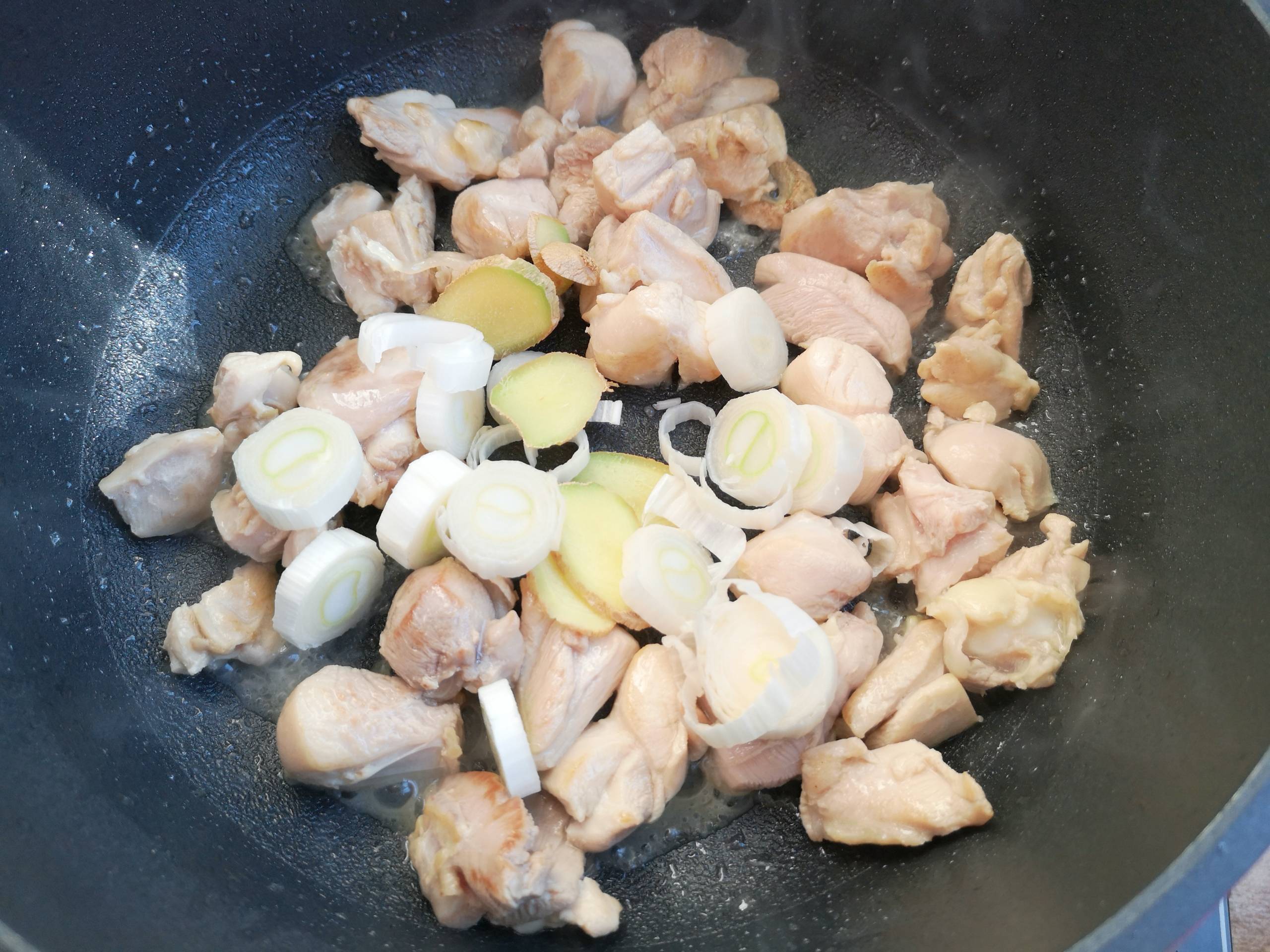 Super Simple and Delicious Chestnut Yellow Stewed Chicken, The Family Makes Every Week recipe