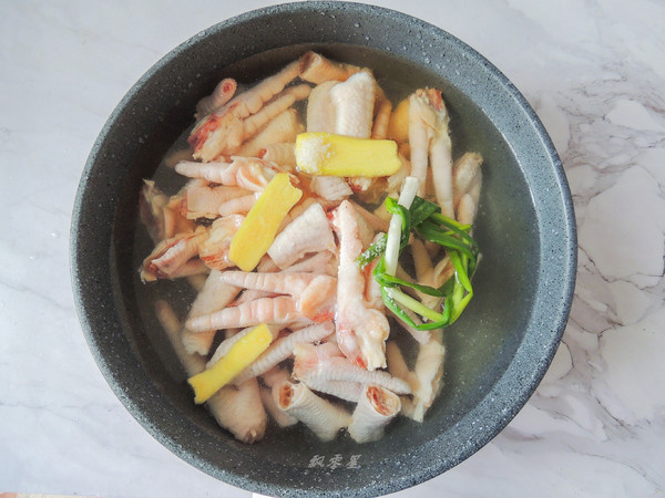 Lemon Hot and Sour Chicken Feet recipe