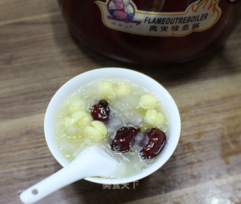 The Practice of Stewing White Fungus and Lotus Seed Soup in A Boiling Pot recipe