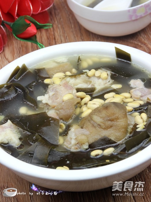 Braised Pork Knuckles with Seaweed and Soybeans recipe