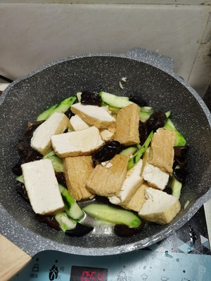 Nutritious and Delicious Home Cooking-fried Pork with Tofu, Fungus and Cucumber recipe