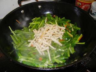 Stir-fried Leeks with Shredded Carrots and Tea recipe