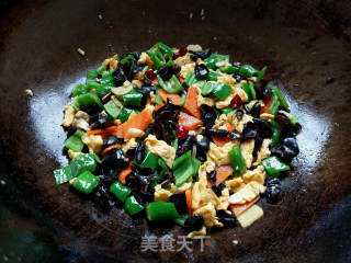 Scrambled Eggs with Green Pepper and Fungus recipe