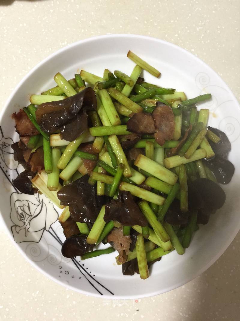 Stir-fried Garlic Sprouts with Bacon and Fungus