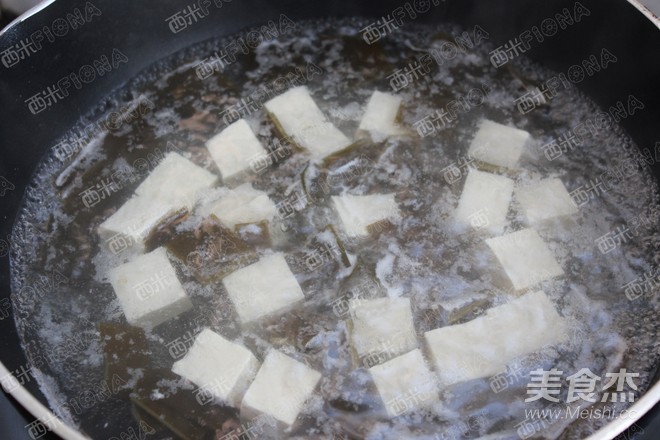 Stewed Seaweed with Clams and Tofu recipe