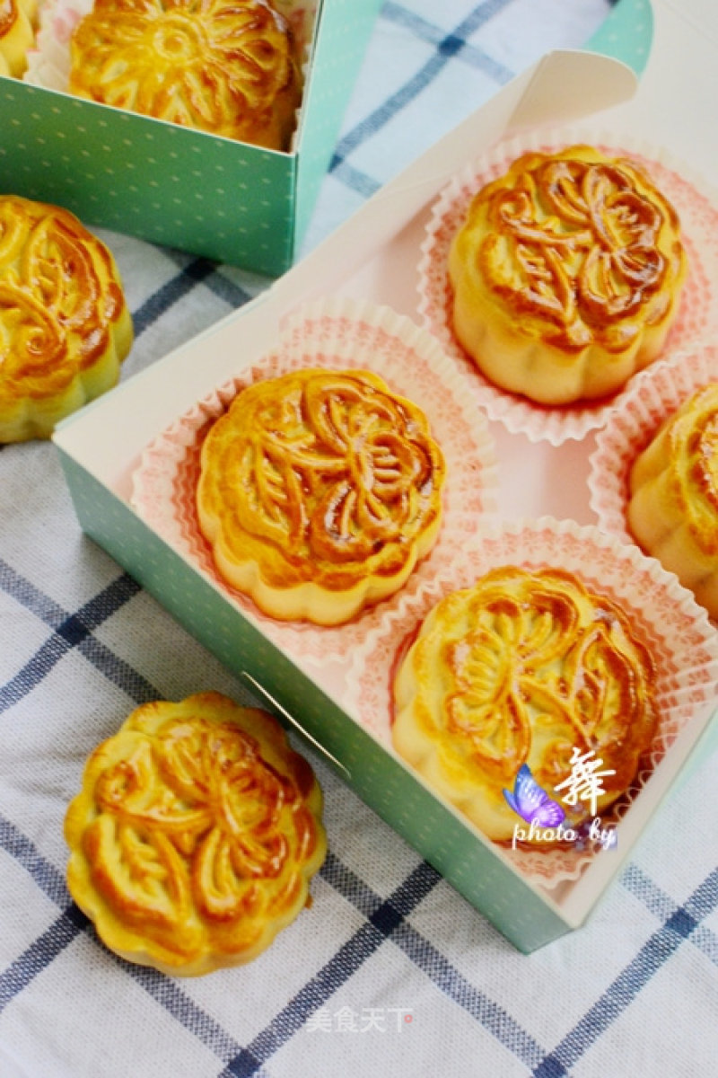 Mooncake with Lotus Seed Paste and Egg Yolk recipe