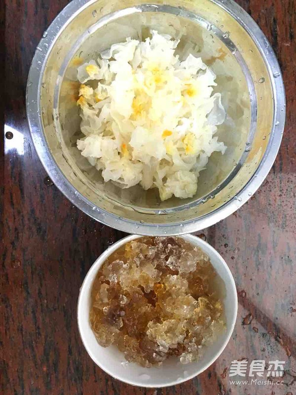 Coconut Peach Gum White Fungus Soup recipe