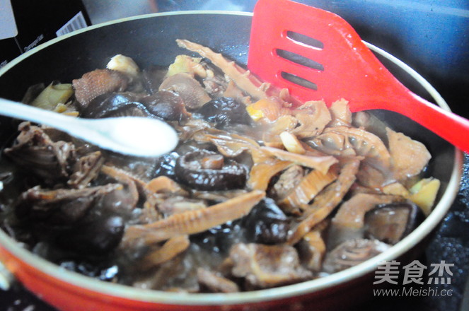 Stir-fried Pigeon with Mushrooms and Dried Bamboo Shoots recipe