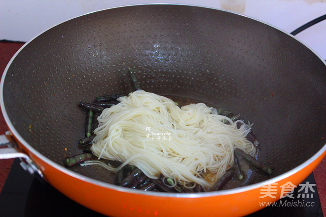 Braised Noodles with Beans recipe