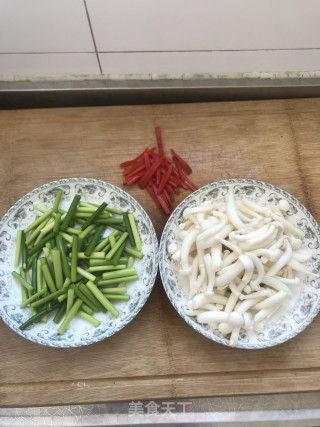 Stir-fried Garlic Sprouts with White Jade Mushroom recipe