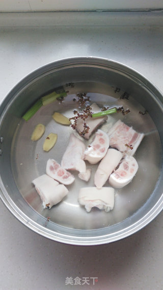 Seaweed and Soy Trotter Soup recipe
