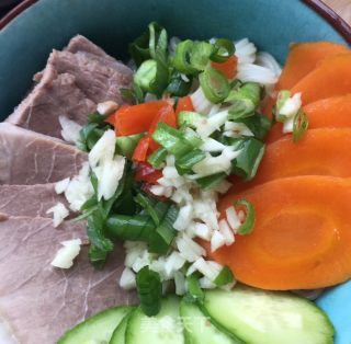 "lazy Meal" Sour and Spicy Noodle Soup with Seasonal Vegetables and Pork recipe